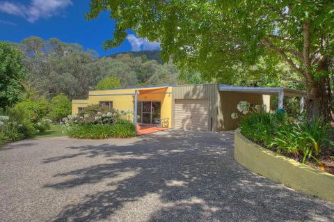 A Bach At Bright Bright VIC - Accommodation Coffs Harbour 1
