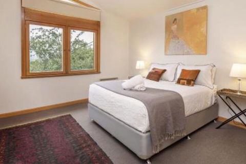 Alpine House Views Over Lake Jindabyne & The Snowy Mountains - Accommodation Coffs Harbour 0