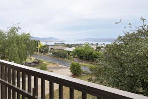 Alpine House Views Over Lake Jindabyne & The Snowy Mountains - Accommodation Coffs Harbour 1
