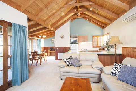 Beechworth Cedar Cottages - Accommodation Coffs Harbour 1