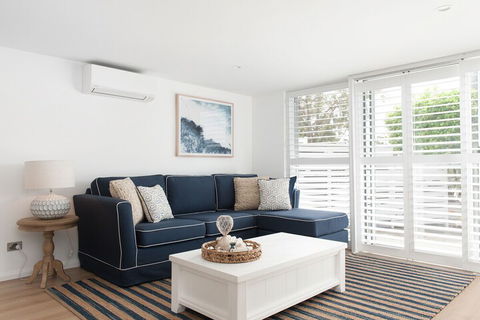 Arabella Stylish Seaside Sanctuary With Views - Accommodation Coffs Harbour 2
