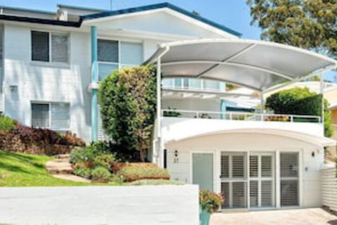 Arabella Stylish Seaside Sanctuary With Views - Accommodation Coffs Harbour 0