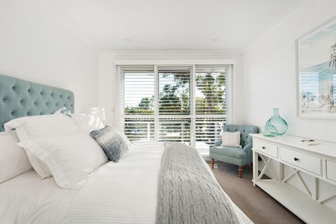 Arabella Stylish Seaside Sanctuary With Views - Accommodation Coffs Harbour 5