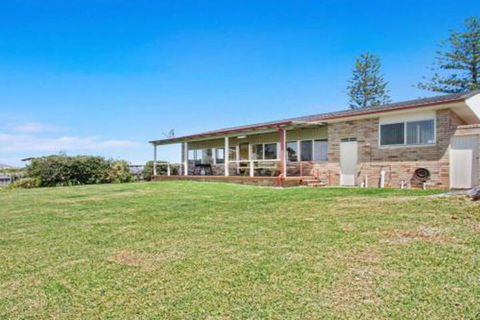 Amazing Aspects Perched Above Tilbury Cove - Accommodation Coffs Harbour 7