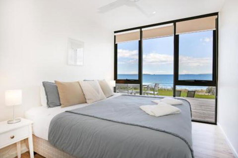 Azure Absolute Beachfront Pet Friendly - Accommodation Coffs Harbour 3