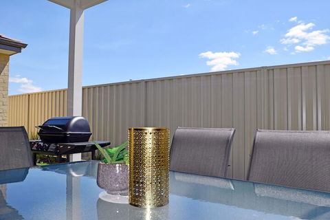 The Kingsley's Place Piara Waters - Accommodation Coffs Harbour 1