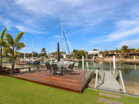 WATERFRONT HOME BORDERING MOOLOOLABA - Accommodation Coffs Harbour 6