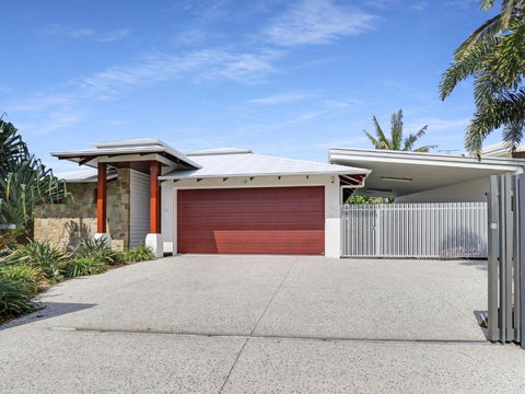 WATERFRONT HOME BORDERING MOOLOOLABA - Accommodation Coffs Harbour 2