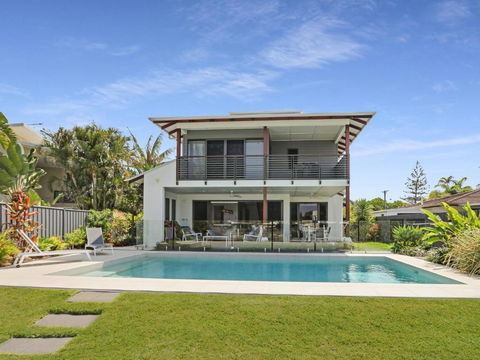 WATERFRONT HOME BORDERING MOOLOOLABA - Accommodation Coffs Harbour 4