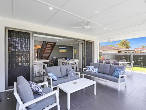 WATERFRONT HOME BORDERING MOOLOOLABA - Accommodation Coffs Harbour 3