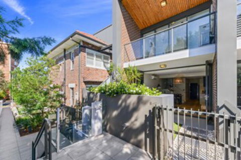 HomeHotel High End 3 Bedroom Terrace With Parking - Accommodation Coffs Harbour 0