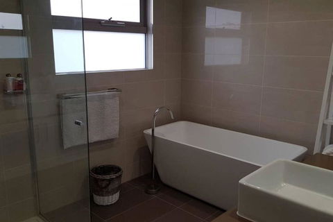 CHELSEA Family Home Close To Beach & Shops - Accommodation Coffs Harbour 1