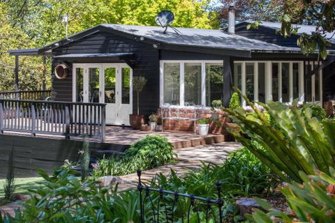 Magnolias On Mernda - Accommodation Coffs Harbour 3
