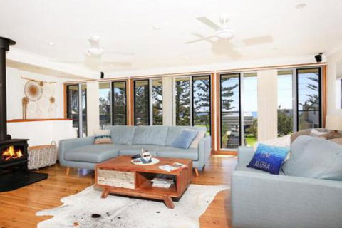 Shores Pet Friendly 1 Min Walk To Beach - Accommodation Coffs Harbour 0