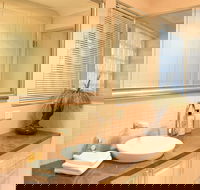 Modern 2 Bedroom Unit Close to CBD - Accommodation Coffs Harbour