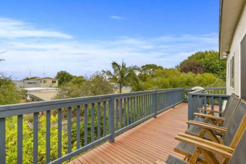 THE BEACH HIVE PET FRIENDLY (OUTSIDE ONLY) INLET SIDE - Accommodation Coffs Harbour 0