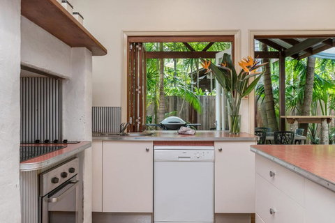 A SWEET ESCAPE Byron Surf Cottage Walk To Byron - Accommodation Coffs Harbour 1
