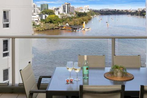 Amazing River View 3 Bedroom Apartment Brisbane CBD Netflix Fast Wifi Carpark - Accommodation Coffs Harbour 3