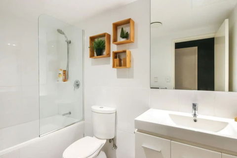 Spacious 2 Bedroom Apartment In Ascot With Large Private Garden - Accommodation Coffs Harbour 2