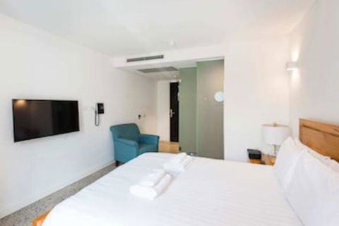 Stylish Studio With Balcony - Accommodation Coffs Harbour 0