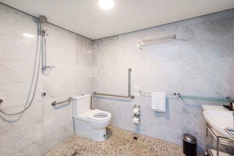 Stylish Studio With Balcony - Accommodation Coffs Harbour 6