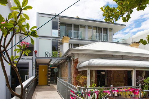 Stylish Studio With Balcony - Accommodation Coffs Harbour 3