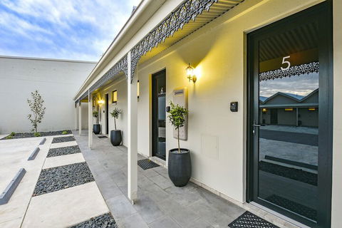 Aloha Central Premium Studios - Accommodation Coffs Harbour 1