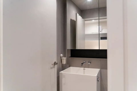 Modern 1 Bedroom Apartment South Yarra - Accommodation Coffs Harbour 2
