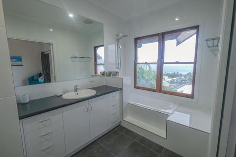 Absolute Airlie Central Airlie Beach - Accommodation Coffs Harbour 6