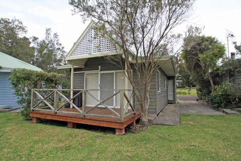 Berrara Lagoon Front Chalet - Accommodation Coffs Harbour 4