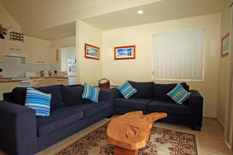 Berrara Lagoon Front Chalet - Accommodation Coffs Harbour 2