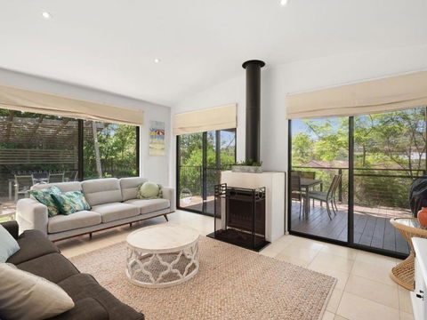 Avoca Beach Living 84 Avoca Drive Avoca Beach - Accommodation Coffs Harbour 3