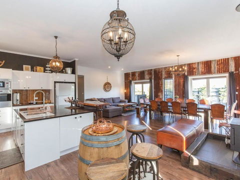 Oak & Barrel / 7 Twynam Street - Accommodation Coffs Harbour 4