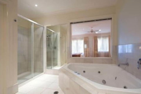 Lakeside Suites 1 - Accommodation Coffs Harbour 1
