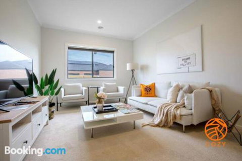 109Cozy Cranbourne Family House5Bed2Bath2Parking - Accommodation Coffs Harbour 1