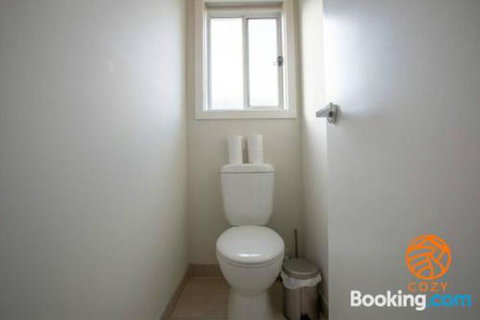 109Cozy Cranbourne Family House5Bed2Bath2Parking - Accommodation Coffs Harbour 2