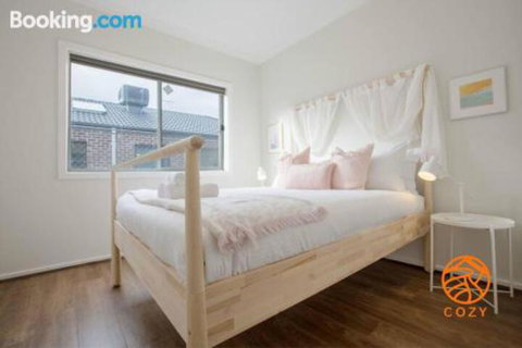 109Cozy Cranbourne Family House5Bed2Bath2Parking - Accommodation Coffs Harbour 0