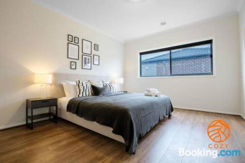 109Cozy Cranbourne Family House5Bed2Bath2Parking - Accommodation Coffs Harbour 4