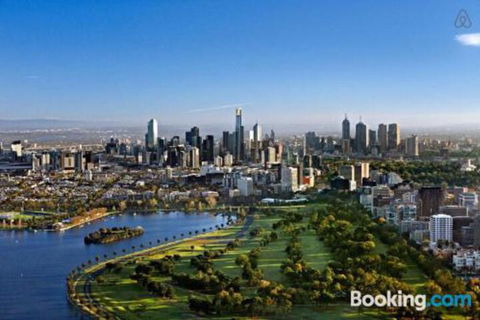 A Cozy CBD Suite With Spectacular City Views - Accommodation Coffs Harbour 4