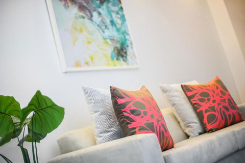 A Comfy & Central 2BR Apt Near Flinders Station - Accommodation Coffs Harbour 1