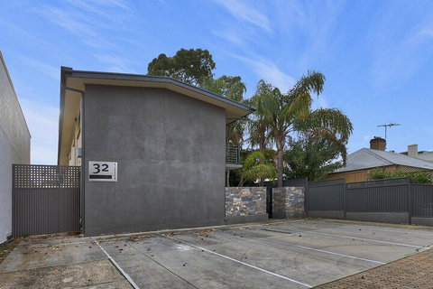 Former Dress Circle Nth Adelaide Apt With Aircon - Accommodation Coffs Harbour 0