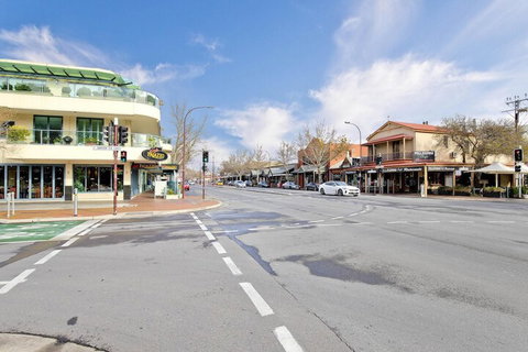 Former Dress Circle Nth Adelaide Apt With Aircon - Accommodation Coffs Harbour 4
