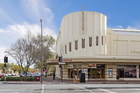 Former Dress Circle Nth Adelaide Apt With Aircon - Accommodation Coffs Harbour 2