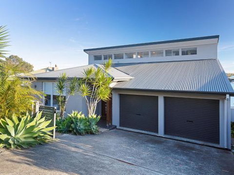 Absolute Waterfront Lakehouse Fishing Point Waterfront Pool Jetty - Accommodation Coffs Harbour 3