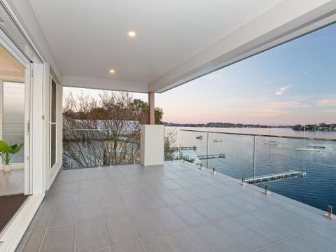 Absolute Waterfront Lakehouse Fishing Point Waterfront Pool Jetty - Accommodation Coffs Harbour 4