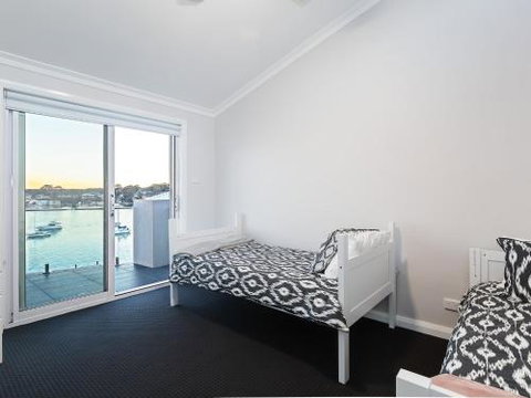 Absolute Waterfront Lakehouse Fishing Point Waterfront Pool Jetty - Accommodation Coffs Harbour 2