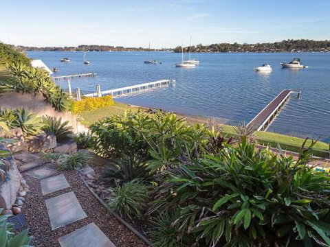Absolute Waterfront Lakehouse Fishing Point Waterfront Pool Jetty - Accommodation Coffs Harbour 6