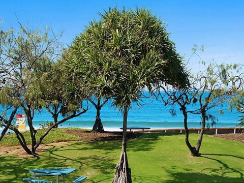 Kings Beach Ocean Front Views Private Balcony Overlooking Kings Beach - Accommodation Coffs Harbour 4