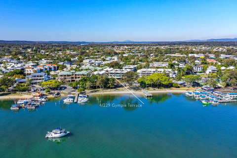Panoramic River & Ocean Views Noosaville - Accommodation Coffs Harbour 6
