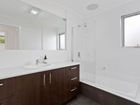 NORMANBY Coastal FREE WIFI & NETFLIX - Accommodation Coffs Harbour 6